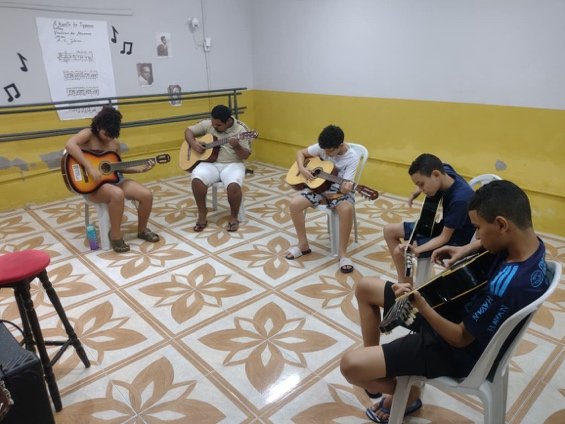 Alunos em aula coletiva no Lar da Juventude