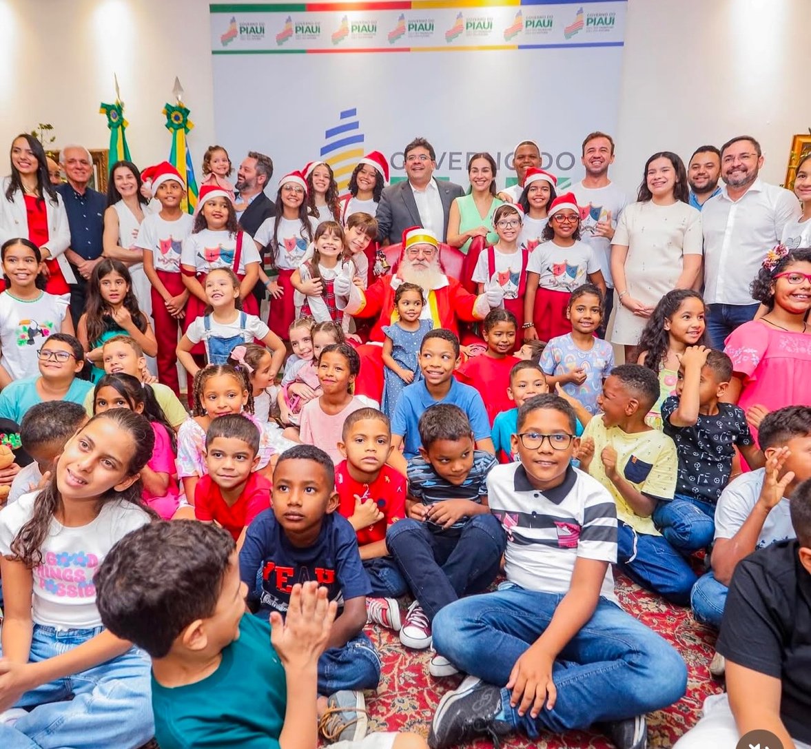 Grande grupo de educandos e educadores do Lar da Juventude
